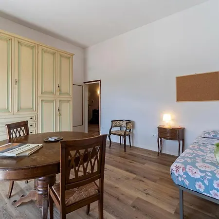 Daire Unyca - Spacious 3-bedroom Floransa